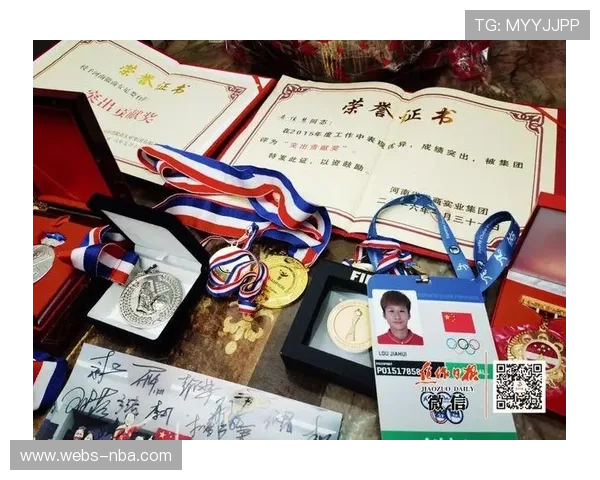 广东队在家乡父老面前比赛，队员赛后向观众挥手致意