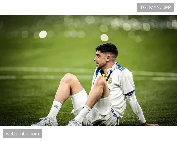 特写镜头：巴尔韦德中场抢断后送出一记穿透整条防线的直塞球