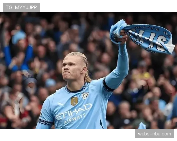 曼城球迷用阿森纳水瓶喝水挑衅，引发伊蒂哈德球场欢呼